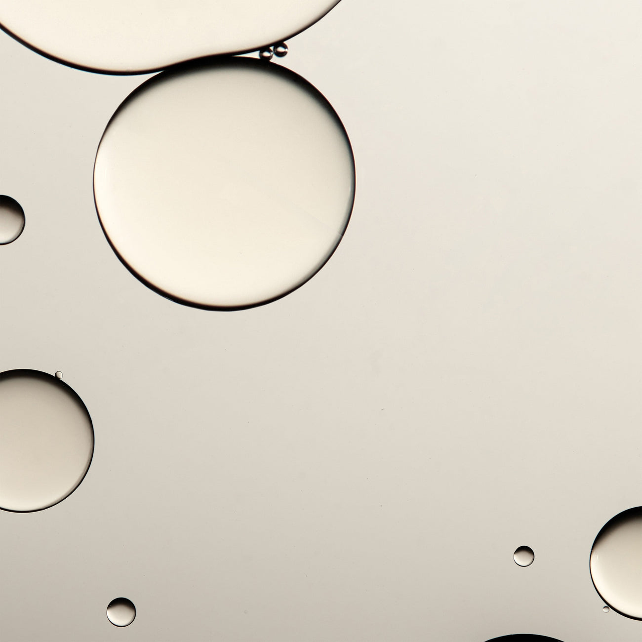 Light and liquid texture of the Queen Essence